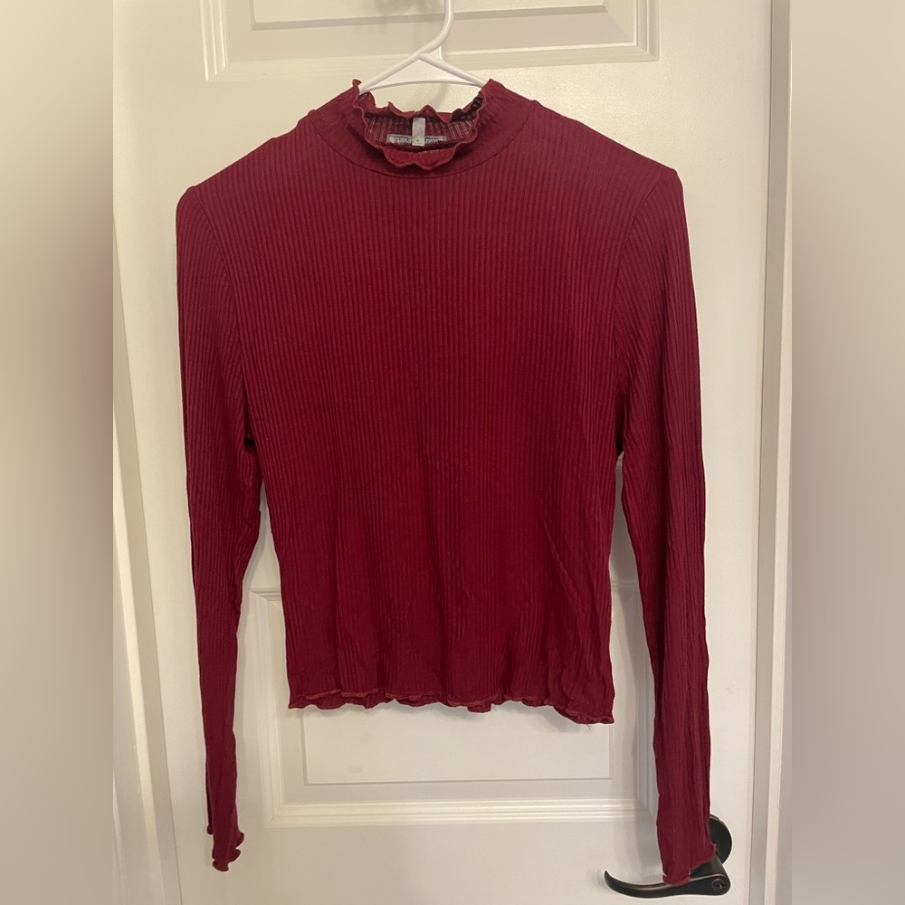 Red turtleneck oh sleeve top with lettuce trim